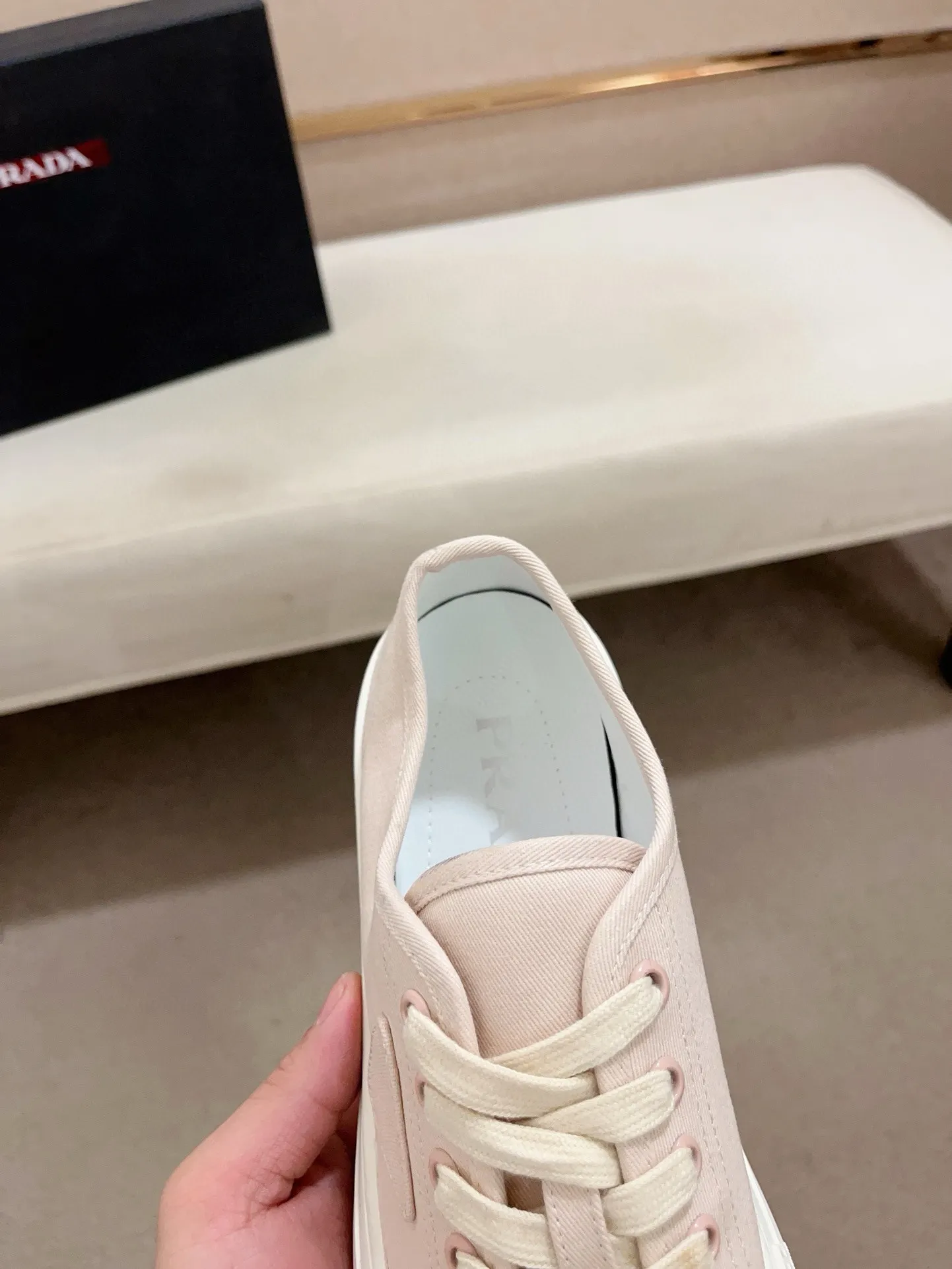 Men's shoes 💰 580💰 ✔️✔️✔️High-quality new PRADA counters are launched at the same time. The new men's shoes and 😘fabrics are selected from first-layer cowhide and are made by pure handicrafts. Lining: Full cowhide lining. 👍🏿 High-end ☄️ air-cushion molded anti-slip rubber outsole, exquisite lines, simple and elegant, comfortable and high-end for leisure travel. Code number: 38 to 44 (45 can be customized)